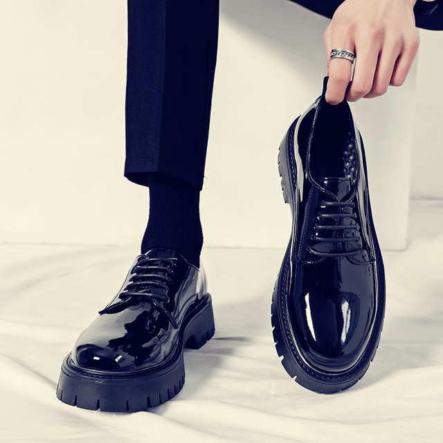 Exploring the Allure of Black Designer Shoes插图4